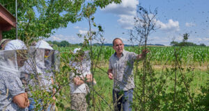 Christoph beim Erklaeren der Bienen-zusammenhaenge