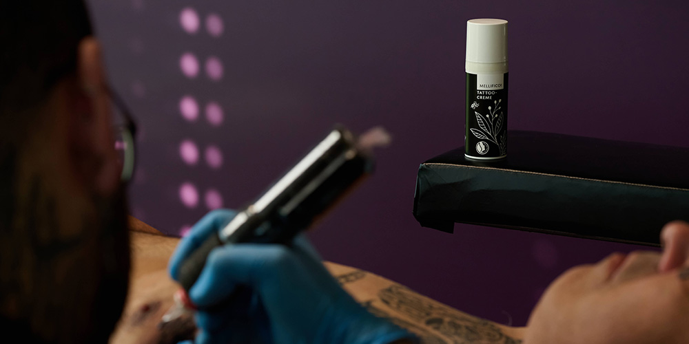 Bild aus Tattoo-Studio mit Beetattoo-Creme im Hintergrund