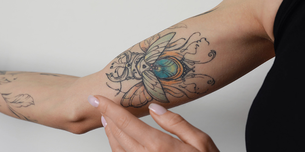 Bildausschnitt - Tattoo wird eingecremt