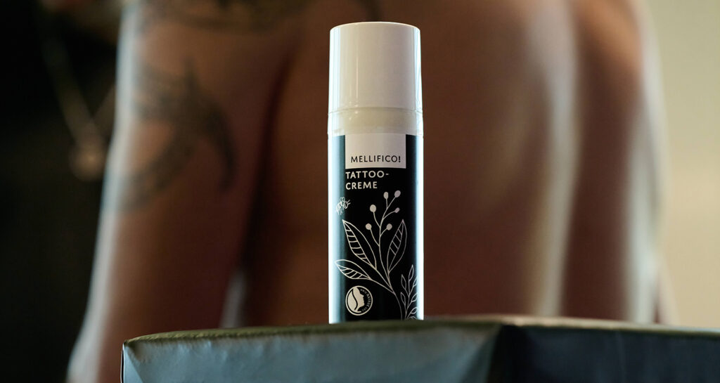 Beetattoo-Dispenser - Verschwommen im Hintergrund Mann mit Tattoo