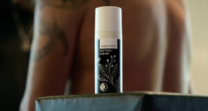 Beetattoo-Dispenser - Verschwommen im Hintergrund Mann mit Tattoo