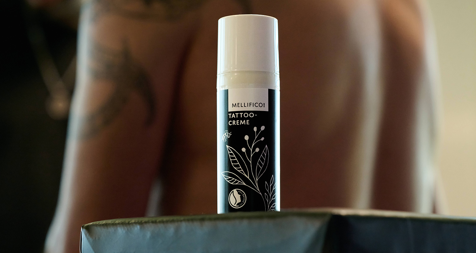 Beetattoo-Dispenser - Verschwommen im Hintergrund Mann mit Tattoo